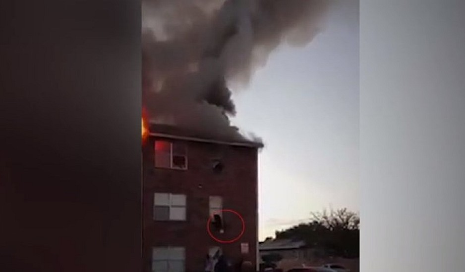 Μητέρα πέταξε το μωρό της από τον τρίτο όροφο για να το σώσει από τη φωτιά. Βίντεο