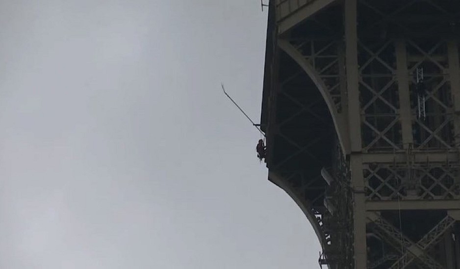 Live εικόνα από το Παρίσι. Άνδρας αναρριχάται στον Πύργο του Άιφελ