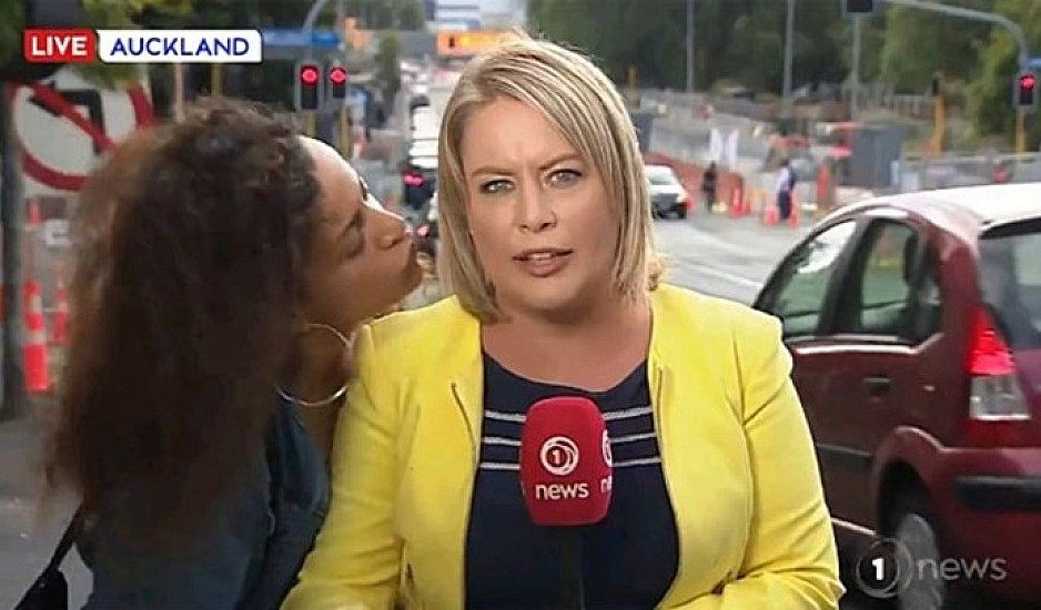 Η αντίδραση της δημοσιογράφου όταν την φίλησαν κατά τη διάρκεια ζωντανής σύνδεσης