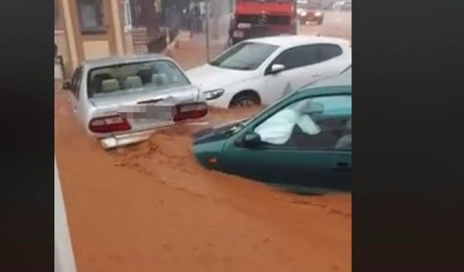 Κακοκαιρία - Μάλια: Άνθρωποι γαντζώθηκαν σε κολόνες για να σωθούν - Ορμητικά νερά παρέσυραν αυτοκίνητα
