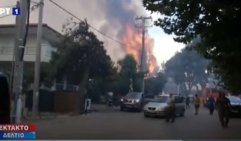 Έκτακτο: Οι φλόγες μπήκαν στο Κρυονέρι. Καίγονται σπίτια