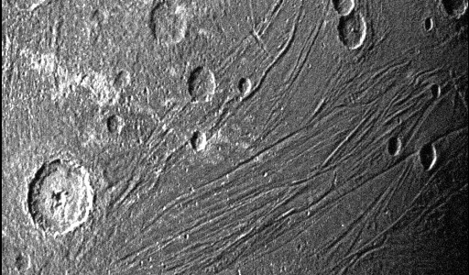 NASA: Οι δύο πρώτες φωτογραφίες από τον Γανυμήδη - Το τεράστιο παγωμένο φεγγάρι - μαμούθ