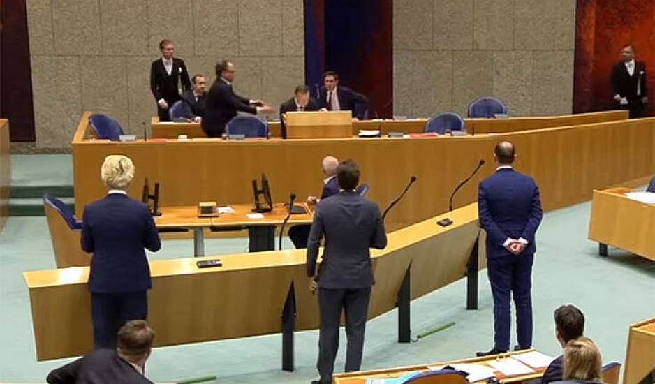Κορονοϊός: Παραιτήθηκε λόγω εξάντλησης ο Ολλανδός υπουργός Υγείας που λιποθύμησε στο κοινοβούλιο