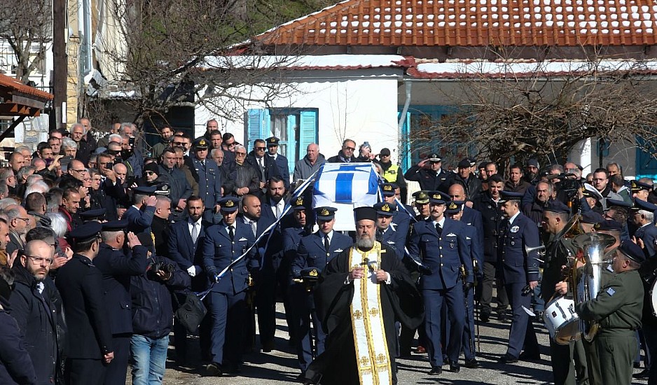 Θρήνος στην κηδεία του Σμηναγού Τσιτλακίδη: Στάθη μου, η κραυγή της μητέρας του