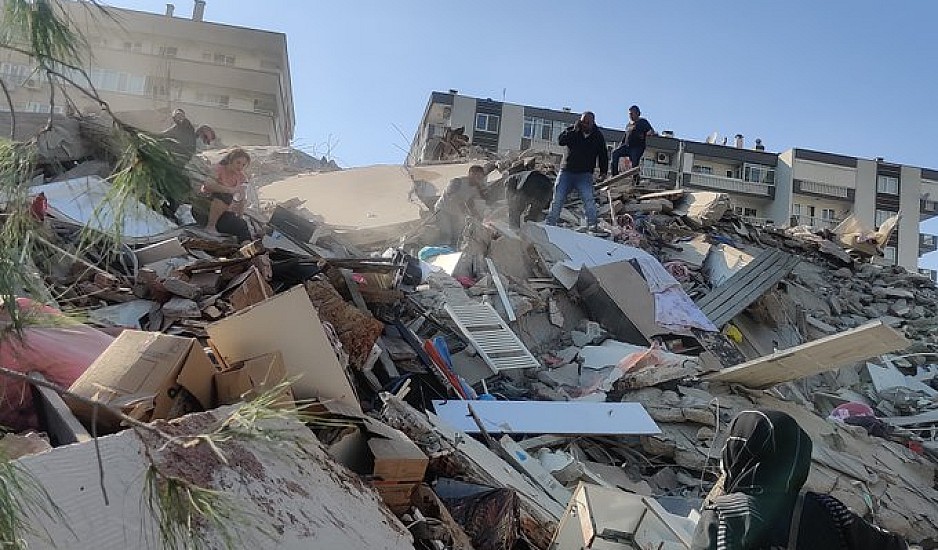 Εικόνα που σοκάρει - Η στιγμή που κτίριο καταρρέει στη Σμύρνη από τον σεισμό στη Σάμο