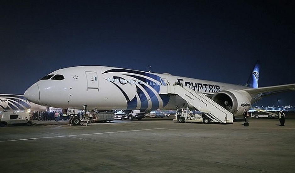 Αεροσκάφος της EgyptAir  εξέπεμψε σήμα κινδύνου -  Επέστρεψε στο αεροδρόμιο του Καΐρου