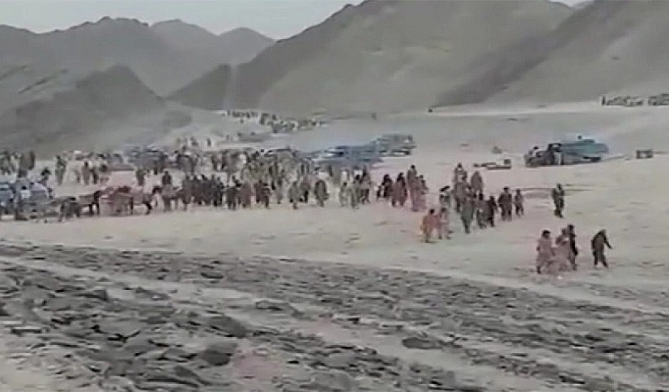 Αφγανιστάν: Χιλιάδες πρόσφυγες  περπατούν στην έρημο για να ξεφύγουν