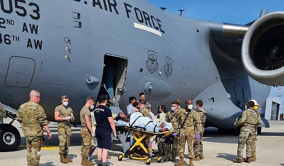 Αφγανή γέννησε το μωρό της μέσα σε αμερικανικό στρατιωτικό αεροσκάφος