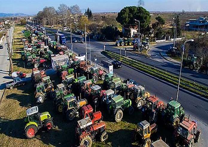 Θεσσαλία: Βγήκαν τα τρακτέρ στους δρόμους – Πόλεμος αγροτών με τα ΜΑΤ