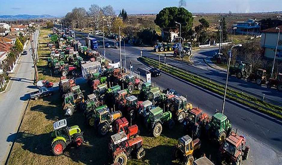 Θεσσαλία: Βγήκαν τα τρακτέρ στους δρόμους – Πόλεμος αγροτών με τα ΜΑΤ