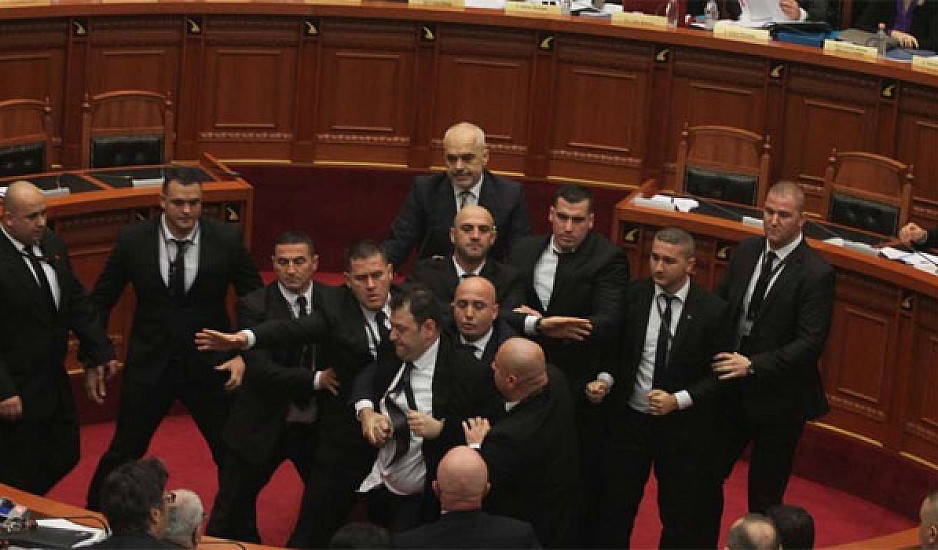 Χαμός στο Αλβανικό κοινοβούλιο: Επίθεση με αυγά στον Ράμα! Βίντεο