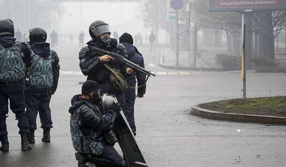 Καζακστάν – Πεδίο μάχης οι δρόμοι – Σφοδρές συγκρούσεις μεταξύ διαδηλωτών και αστυνομίας