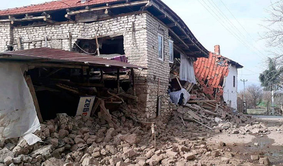 Γυναίκα πήδηξε από το μπαλκόνι την ώρα του σεισμού στην Τουρκία