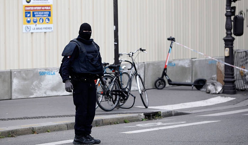 Παρίσι: Άνδρας απειλούσε αστυνομικούς με μαχαίρι