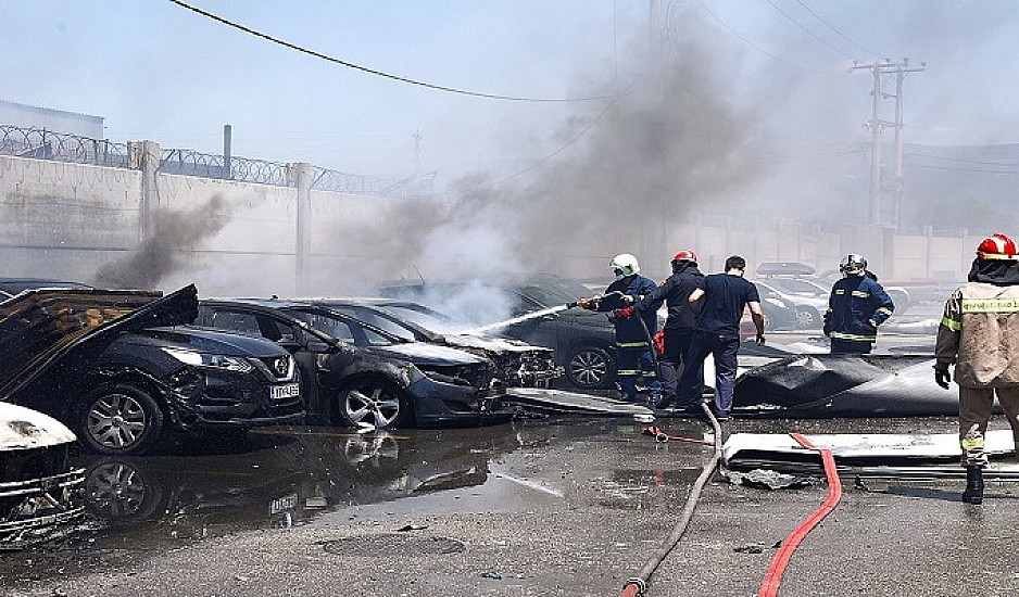 Ασπρόπυργος: Τρεις τραυματίες από την έκρηξη βυτιοφόρου με προπάνιο - Μεγάλες ζημιές σε 15 αυτοκίνητα