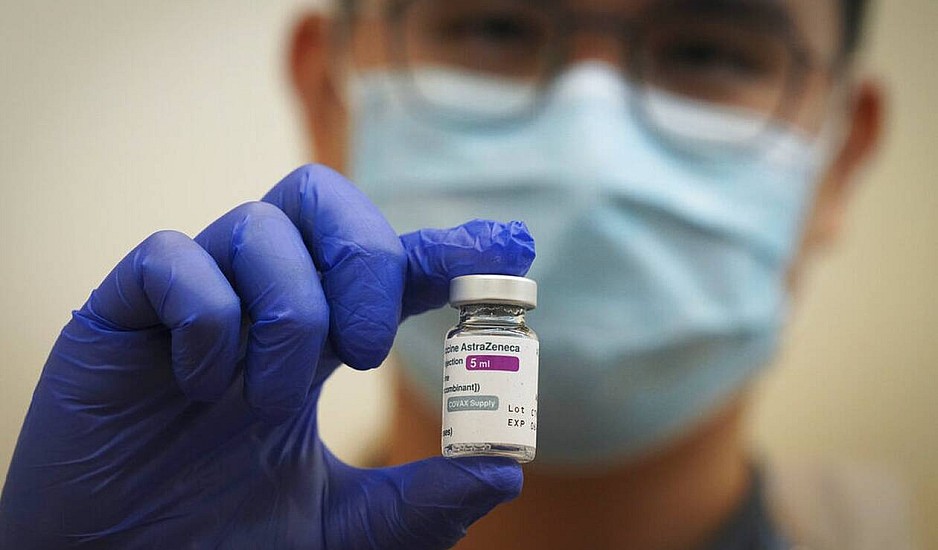 Προσωρινό πόρισμα του ΕΟΦ: Πιθανή συσχέτιση του εμβολίου της AstraZeneca με τις θρομβώσεις