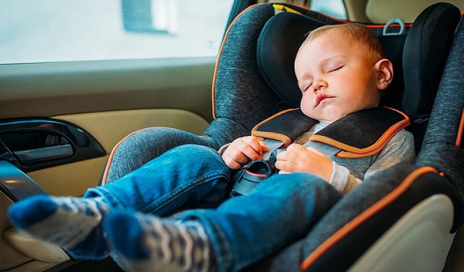 Ύπνος στο παιδικό κάθισμα αυτοκινήτου: Ο θανάσιμος κίνδυνος για το μωρό