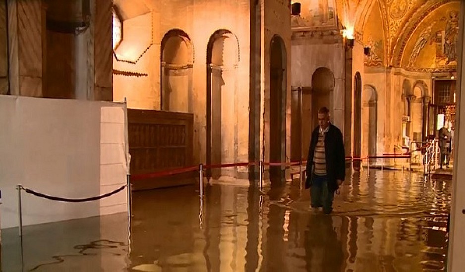 Σε κατάσταση καταστροφής κηρύχθηκε η Βενετία: Φόβοι ότι η στάθμη του νερού θα ξεπεράσει τα 2 μέτρα