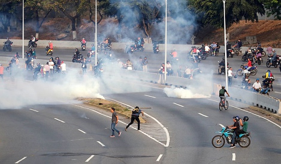 Βενεζουέλα: Μάχη για τον έλεγχο του στρατού μεταξύ Γκουαϊδό και Μαδούρο