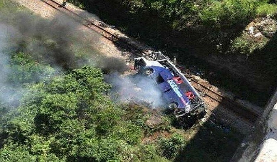 Τραγωδία στη Βραζιλία: Τουλάχιστον 16 νεκροί όταν λεωφορείο έπεσε από οδογέφυρα
