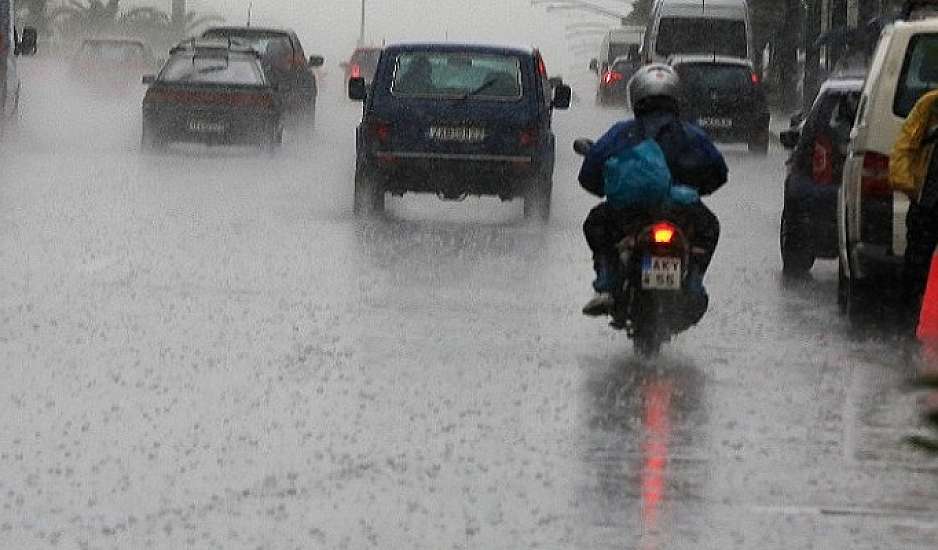 Καιρός: Βροχές και καταιγίδες, πτώση της θερμοκρασίας - Επικαιροποιήθηκε το έκτακτο δελτίο
