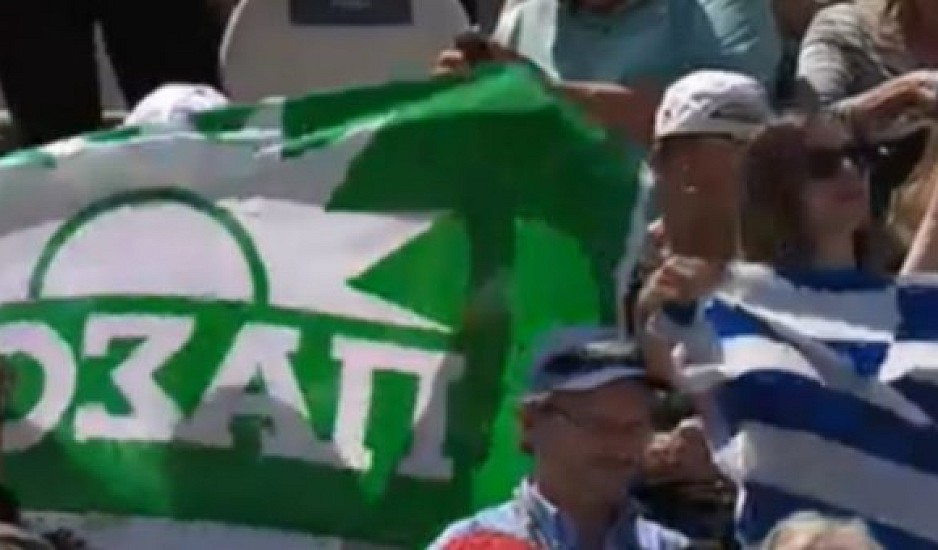 Έλληνας φίλαθλος με σημαία του ΠΑΣΟΚ στην εξέδρα στο ματς του Τσιτσιπά με τον Χατσάνοφ