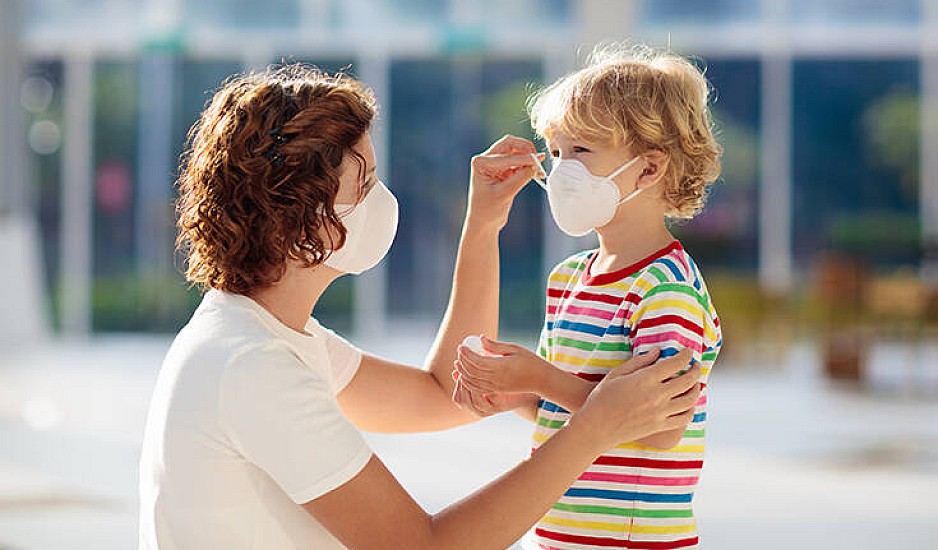 Εξαδάκτυλος: Δεν υπάρχουν ενδείξεις ότι η μάσκα προκαλεί προβλήματα στα παιδιά