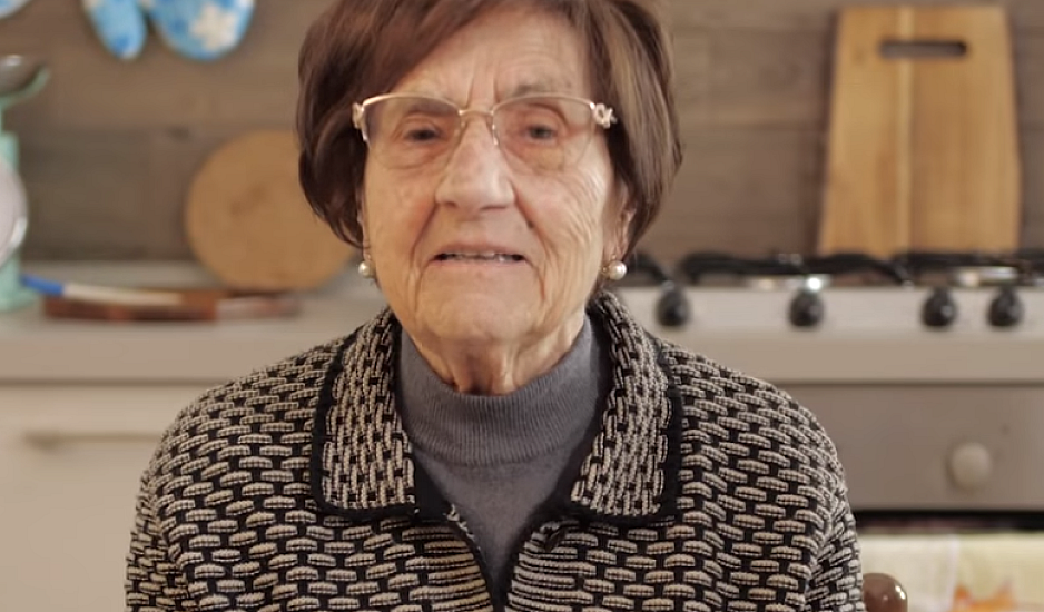 Όταν βήχουμε κάνουμε dab! Δείτε την υπέροχη Ιταλίδα γιαγιά με τις συμβουλές της για τον κορονοϊό