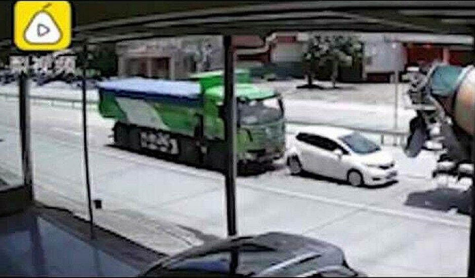 Σοκαριστικές εικόνες με αυτοκίνητο να συνθλίβεται ανάμεσα σε μια μπετονιέρα κι ένα φορτηγό