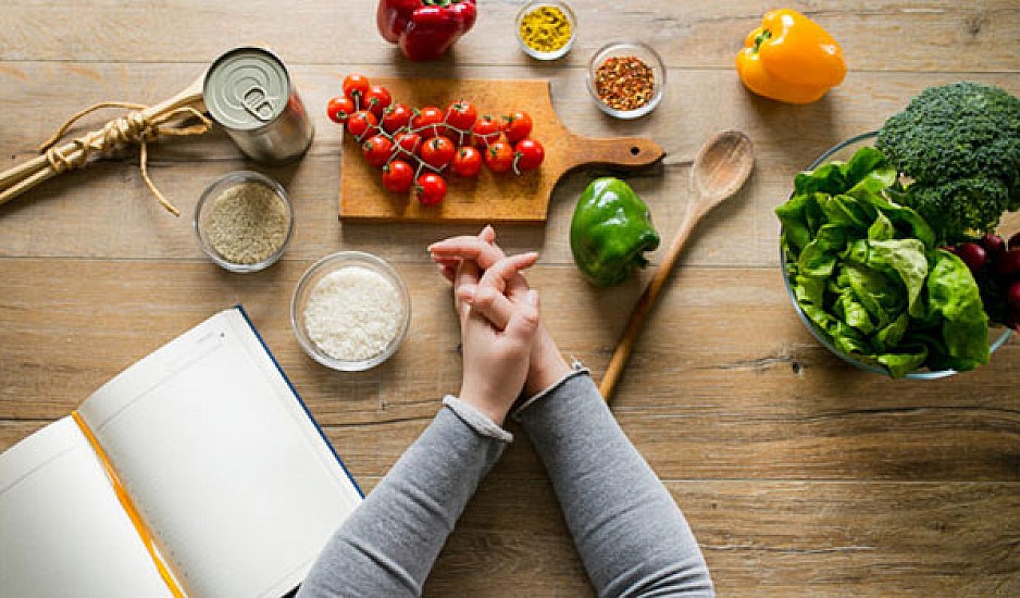 10 διατροφικά tips για να έχετε ένα 2024 γεμάτο υγεία