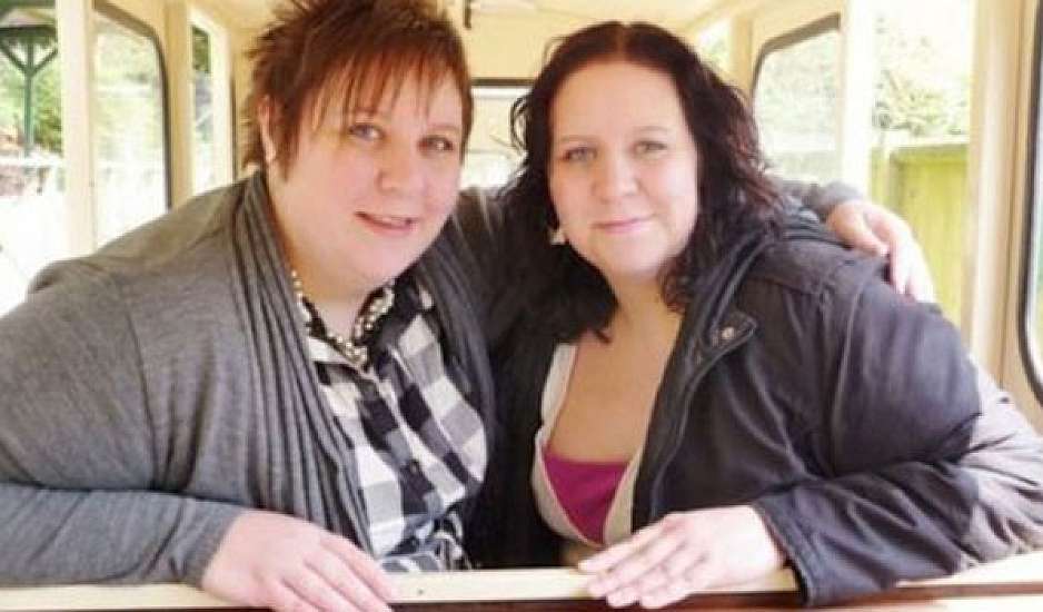 Ανακάλυψαν ότι είναι αδελφές μέσω Facebook - Εντόπισαν τον πατέρα τους έπειτα από 24 χρόνια