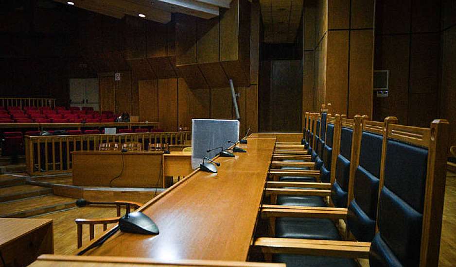 Δίκη για το Μάτι: Στο αυτόφωρο συγγενής θυμάτων που πέταξε έδρανο σε κατηγορούμενους