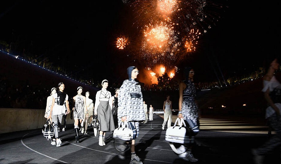 Φαντασμαγορική η επίδειξη μόδας του οίκου Dior στο Καλλιμάρμαρο. Μενδώνη: Τεράστια διαφήμιση για την Ελλάδα