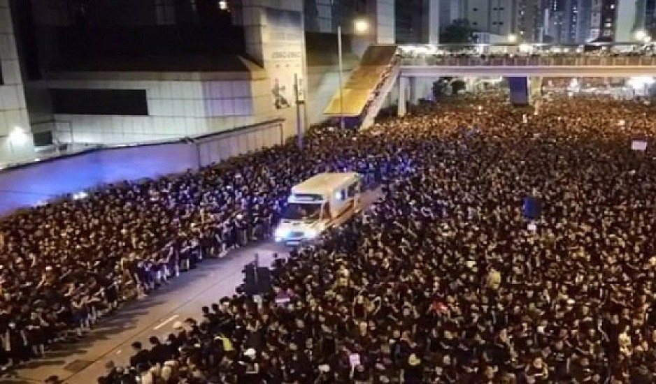 Χιλιάδες διαδηλωτές άνοιξαν δρόμο σε δευτερόλεπτα για ασθενοφόρο