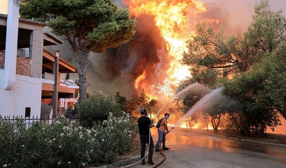 Συγκλονιστικό βίντεο από τη φωτιά στη Βαρυμπόμπη: Πυροσβεστικό περνά μέσα από τη φωτιά
