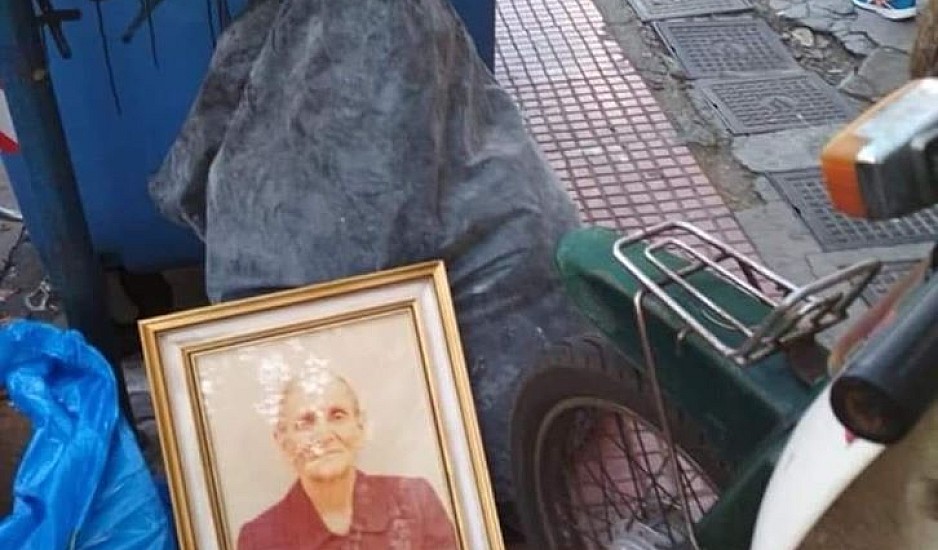 Η φωτογραφία μιας κυρίας στα σκουπίδια που έγιε viral
