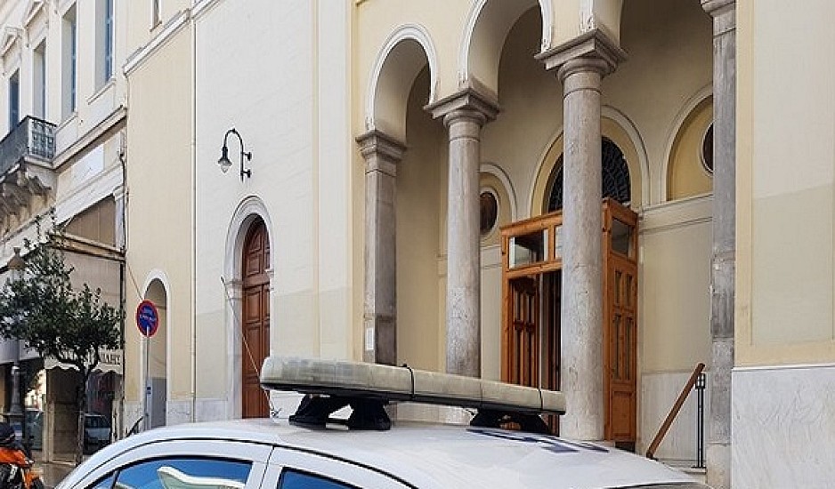 Πάτρα: Χαμός σε εκκλησία - Τους έβγαλε έξω η αστυνομία
