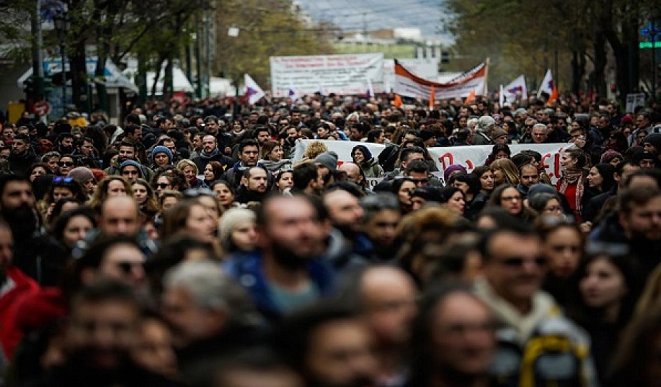 Μαζικό συλλαλητήριο εκπαιδευτικών στο κέντρο της Αθήνας