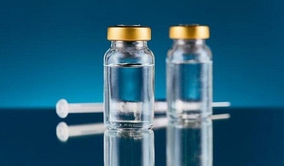 Ηλίας Μόσιαλος: Απαντά σε όσους έβγαλαν άχρηστα τα εμβόλια AstraZeneca και J&J