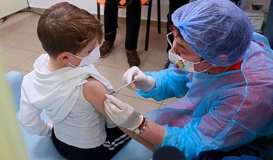 CDC: Ο εμβολιασμός παιδιών με  Pfizer-BioNTech μειώνει σημαντικά τον κίνδυνο μόλυνσης από την Όμικρον
