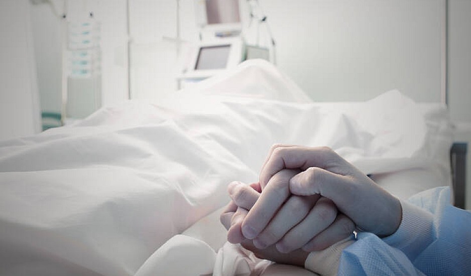 Συντετριμμένος ο σύζυγος της 44χρονης που νοσηλεύεται με εγκεφαλική αιμορραγία μετά τον εμβολιασμό