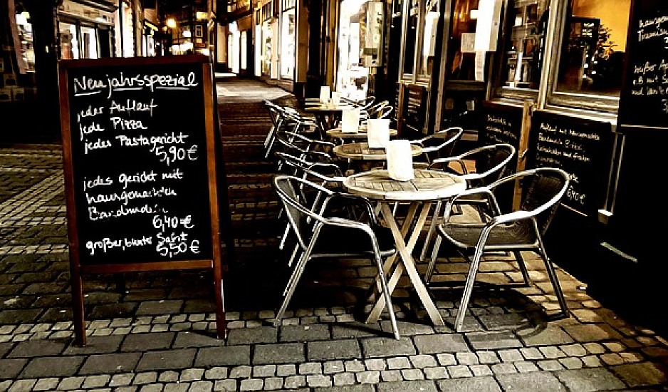 Κορονοϊός: Εστιατόρια και καφέ ξανανοίγουν τους εσωτερικούς τους χώρους στη Γαλλία και το Βέλγιο