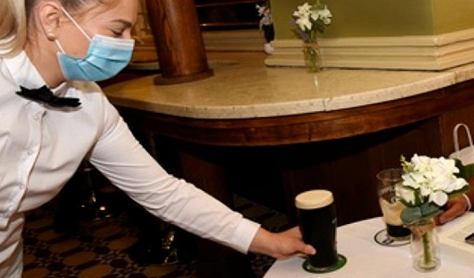 Ιρλανδία: Νέοι περιορισμοί στα μπαρ και τις επισκέψεις στα σπίτια