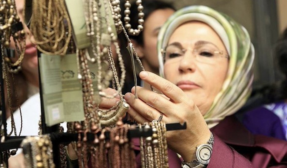 Σάλος στην Τουρκία: Η σύζυγος του Ερντογάν φόρεσε ρολόι αξίας 30.000 ευρώ