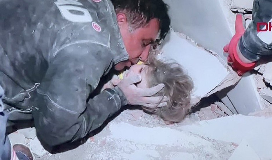 Εικόνες που συγκινούν: 4χρονη ανασύρθηκε ζωντανή τέσσερις μέρες μετά τον σεισμό στη Σμύρνη