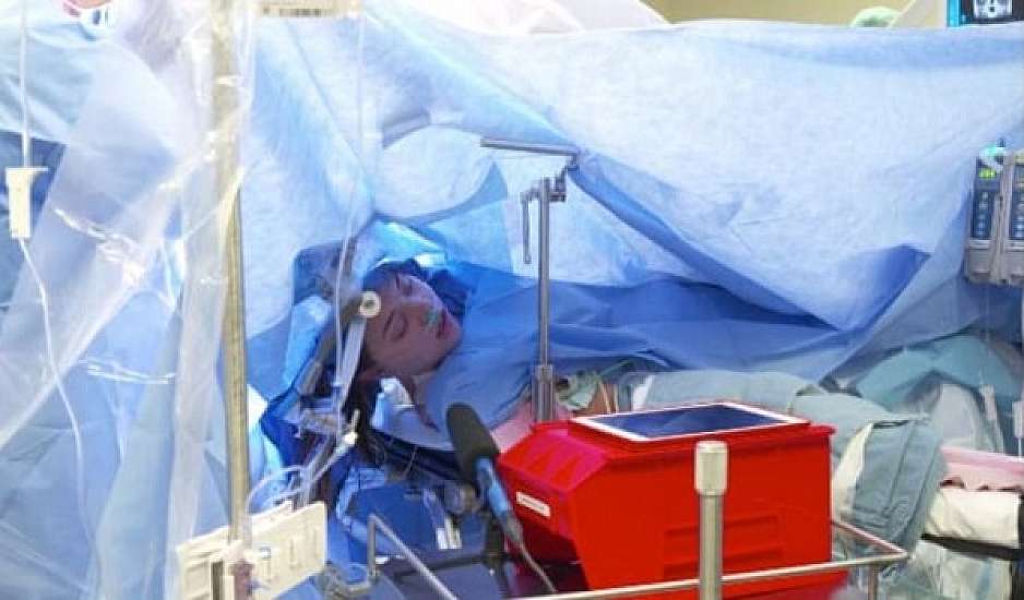 Γιατροί έκαναν εγχείρηση εγκεφάλου σε ζωντανή σύνδεση στο facebook