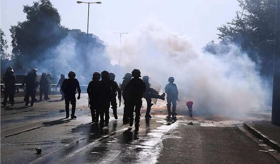 Επεισόδια στο Μαρούσι: Αστυνομικοί έριξαν χημικά και νερό στους πυροσβέστες