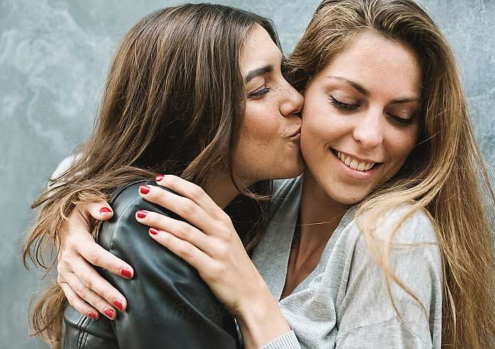 Φιλία: Πέντε τρόποι με τους οποίους ωφελεί την υγεία σου, καθώς μεγαλώνεις