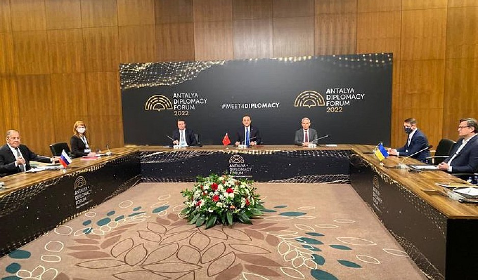 Κρίσιμη συνάντηση Λαβρόφ – Κουλέμπα στην Αττάλεια. Δεν συμμετέχει στο εμπάργκο του ρωσικού πετρελαίου η ΕΕ