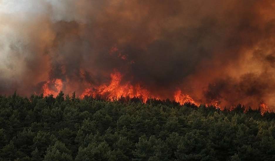 Μαίνεται η πυρκαγιά στη Βόρεια Αττική - Εκκενώθηκε το κέντρο κράτησης στην Αμυγδαλέζα
